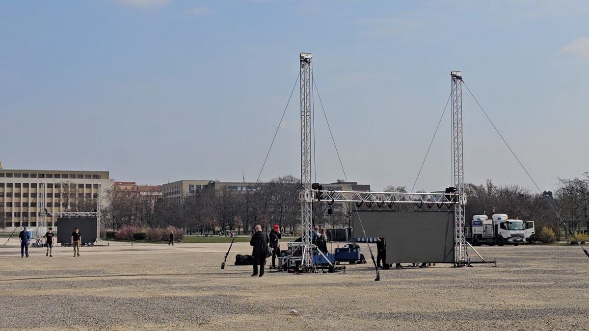 Manévry na Letné den před demonstrací: Obří obrazovky, dlouhé řady toi-toiek, díry zasypané štěrkem